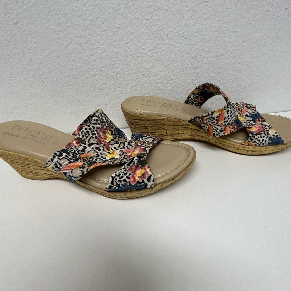 Tuscany by Easy Street flowered wedge sandals. Sz 8 M - Picture 8 of 9